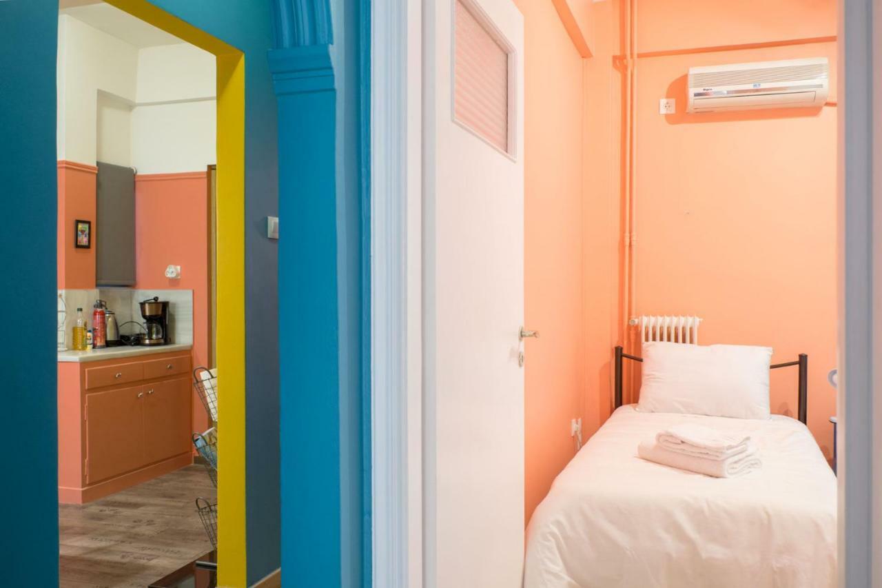 "Casa De Colores", Next To The Metro Афины Экстерьер фото