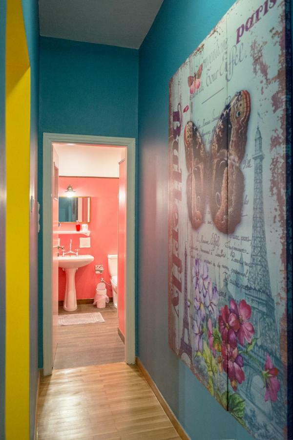 "Casa De Colores", Next To The Metro Афины Экстерьер фото